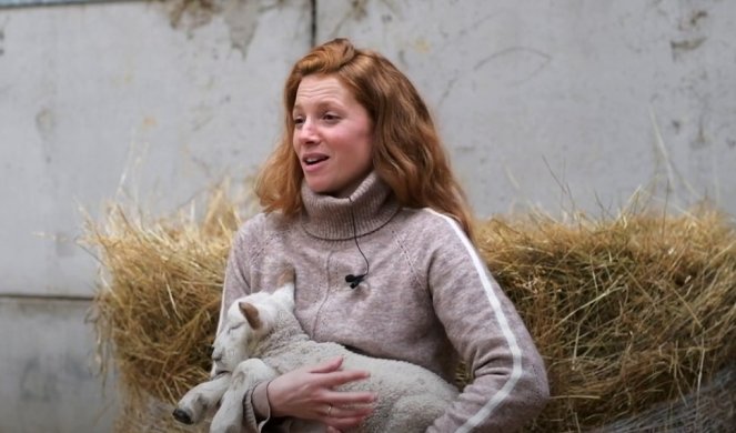 NAPUSTILA LONDON I PRESELILA SE NA FARMU! Sada se druži sa kozama i ovcama i uživa van grada (FOTO)