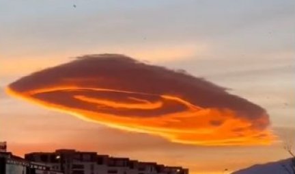 ŠOK PRIZOR NA NEBU! Stanovnici mislili da se iza oblaka krije vanzemaljska letelica (FOTO/VIDEO)