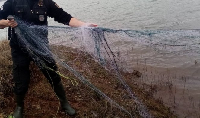 UHAPŠEN ZBOG NEDOZVOLJENOG RIBOLOVA! Kruševačka policija ga zatekla dok je iz čamca izvlačio mreže sa ribom!