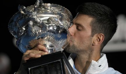 TENISKI KRALJ SE VRATIO NA TRON! Novak ZGAZIO Cicipasa za DESETU TITULU na AUSTRALIJAN OPENU i SVETSKI VRH! (FOTO)