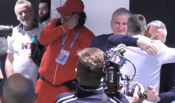 EMOTIVNI SUSRET! Pogledajte zagrljaj Novaka i Srđana nakon meča! (VIDEO)