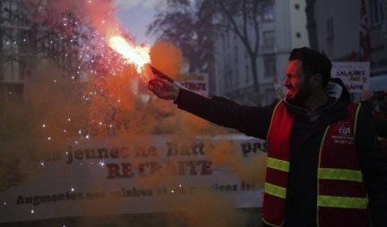 FRANCUSKA PRED TOTALNIM KOLAPSOM! Zemlja potpuno paralisana! Narod protiv reformi, protesti i štrajkovi svaki dan (FOTO)