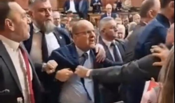 ŠOKANTAN SNIMAK!!! Pogledajte kako su divljaci u Skupštini nasrnuli na Vučića! (VIDEO)