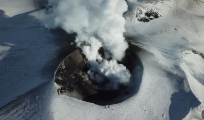 SNIMLJENA ERUPCIJA VULKANA EBEKO (VIDEO)