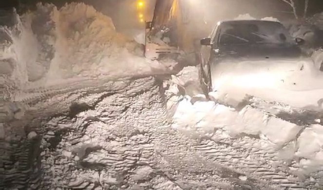 U Sjenici palo pola metra snega! Mnoge kuće bile odsečene "od sveta" (VIDEO)