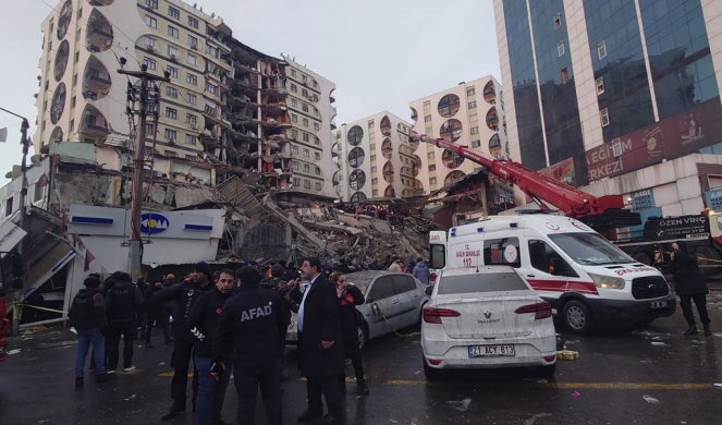 DECA ZAROBLJENA ISPOD RUŠEVINA! Užasavajući snimci iz Turske, poginulo više od 100 ljudi (FOTO, VIDEO)