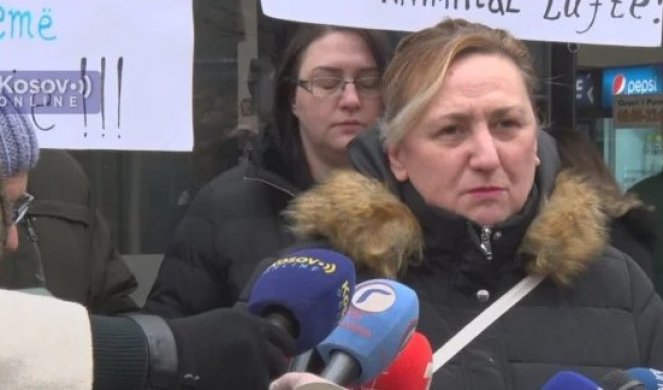 MOJ OTAC JE NEVIN! Protest porodice Slađana Trajkovića u Prištini: Zahtevamo da se brani sa slobode