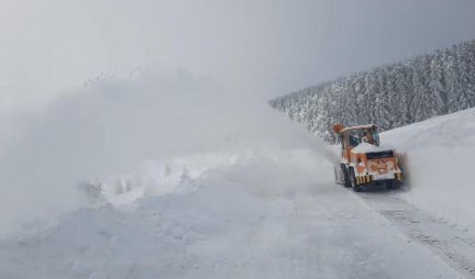 Vanredna situacija proglašena u Sjenici! Sneg pada 24 sata bez prestanka!