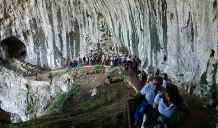 ERE IMAJU ČIME DA SE PODIČE: Sa svih strana sveta posetioci pohodili Potpećku pećinu, Stari grad i StaPark (FOTO)