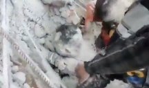 JAO ŽIVOTE, IMA LI TE?! OTAC SE ŽRTVOVAO DA BI SPASIO SINA! Snimljen trenutak izvlačenja ispod ruševina u Siriji! Scena slama srca (VIDEO)