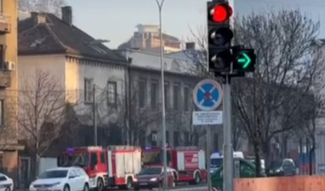 UZBUNA NA VRAČARU! Požar izbio u zgradi na Južnom bulevaru, VATROGASCI SPASAVAJU LJUDE S KROVA (VIDEO)