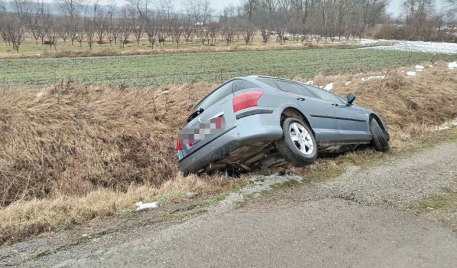(FOTO) AUTOMOBILOM SLETEO SA PUTA U KANAL I OTIŠAO! Saobraćajna nezgoda u selu Rakova kod Čačka