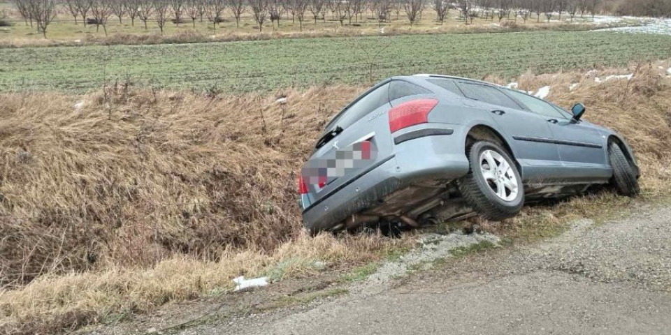 (FOTO) AUTOMOBILOM SLETEO SA PUTA U KANAL I OTIŠAO! Saobraćajna nezgoda u selu Rakova kod Čačka