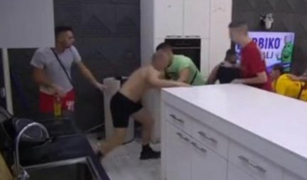 NECENZURISANI SNIMAK BRUTALNE TUČE! Miljan se zaleteo kao furija na Petrućija, počeo da ga bije i rukama i nogama! (VIDEO)