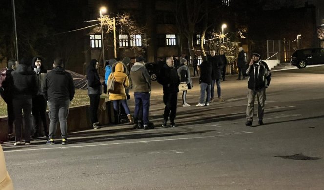 NEUSPELI PROTEST NAVIJAČA PARTIZANA! Mali broj vatrenih pristalica crno-belih se okupio ispred severne tribine (VIDEO/FOTO GALERIJA)