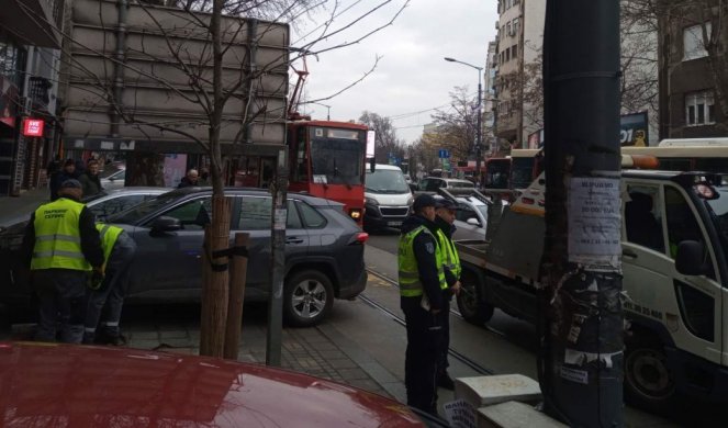 ŠAMPION BAHATOG PARKIRANJA?! Usred jutarnjeg špica na Slaviji zaustavio tramvaje (FOTO)