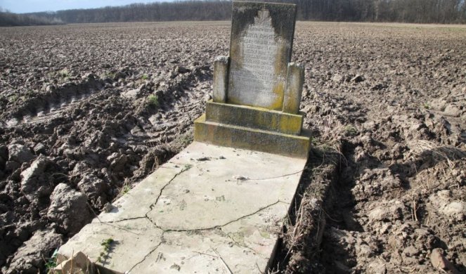 SPOMENIK MAJCI UBIJENOJ SA PETORO DECE SMETA NOVIM VLASNICIMA! Za nevine žrtve jezivog ustaškog zločina VIŠE NEMA SUZA? (FOTO)