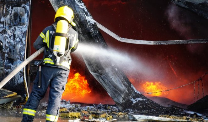 Požar u Novom Pazaru! U vatrenoj stihiji izgorela prodavnica (VIDEO)