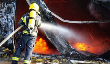 Požar u fabrici u Rakovici