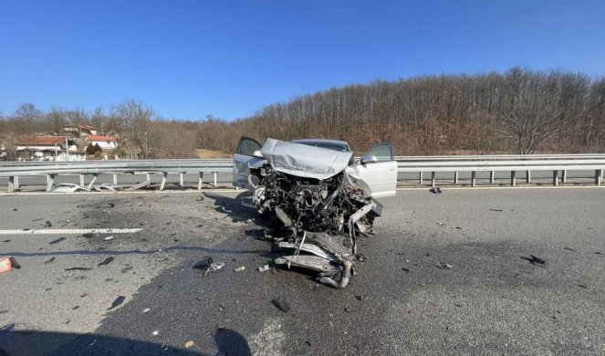 STRAVIČNA NESREĆA NA MILOŠU VELIKOM! Smrskan automobil ostao na putu, na sreću bez teže povređenih (FOTO)