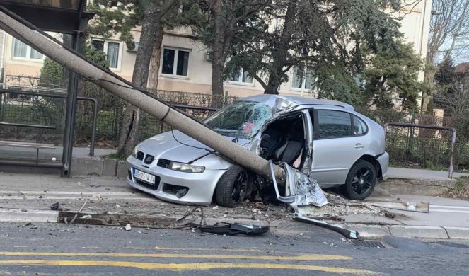 OTKINUO BETONSKU BANDERU KAO DA JE SLAMKA! U sudaru dva automobila jedno vozilo uletelo u autobusku stanicu, jezive scene u Zemunu (FOTO)