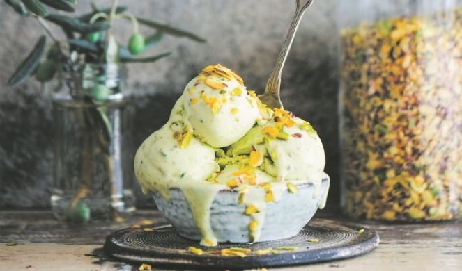 TOPLE DANE ULEPŠAJTE DOMAĆOM POSLASTICOM! Evo kako da napravite pravi sladoled sa pistaćima!