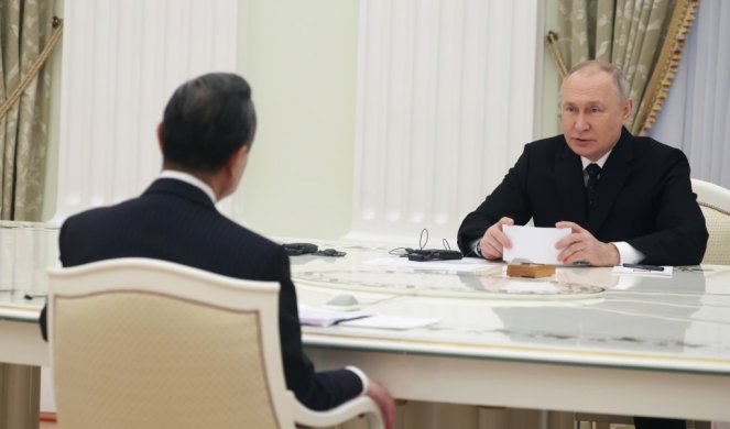 "OBRATITE PAŽNJU NA STO!" Putin primio šefa kineske delegacije, novinar BBC odmah "snimio" jedan detalj... A, sećate li se gde je Makron sedeo?! (VIDEO/FOTO)