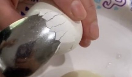 TAKO JE LAKO! Evo kako da za tren oka oljuštite jaje kašičicom! (VIDEO)