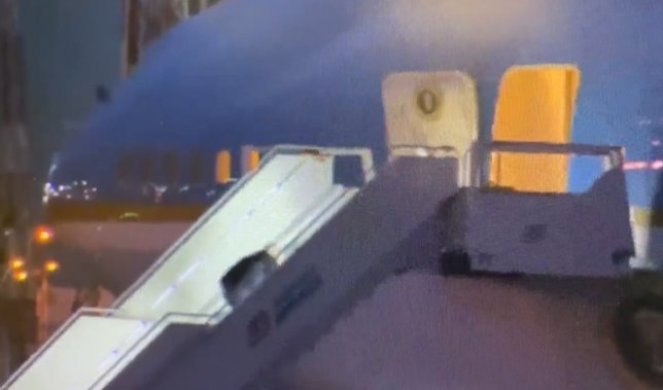 ŠTA SE DEŠAVA SA BAJDENOM? PONOVO POSRNUO! Predsednik SAD "poljubio" stepenice dok se ukrcavao u avion (VIDEO)