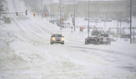 Snežna oluja pogodila zapadni deo Amerike! Očekuje se i do tri metara snega