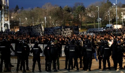 GROBARI NASTAVLJAJU RAT PROTIV UPRAVE! Tokom noći ostavili OVU PORUKU na stadionu! (FOTO)