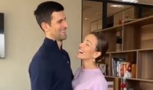 KAKVA SCENA! Novak i Jelena uživali na koncertu Crvene jabuke, izazvali su pravu euforiju...  (VIDEO)