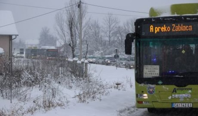 TEŠKO POVREĐEN MLADIĆ U NESREĆI KOD ČAČKA! Sudar autmobila i kamiona uzrokovao gužvu na putu Čačak - Kraljevo