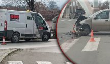 PUNTO NALETEO NA BLINDIRANI KOMBI! Povređenog vozača odvezli u Urgentni centar, RAZLUPAN AUTO OSTAO NASRED RASKRSNICE (FOTO)