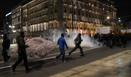 ATINA U PLAMENU ZBOG ŽELEZNIČKE NESREĆE! Sukob hiljade demonstranata i policije, čuju se detonacije, ispaljeni suzavci (FOTO/VIDEO)
