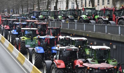 (FOTO) "IZAZVAĆE POKOLJ!" KRENULI TRAKTORIMA NA BRISEL! Masovni protest poljoprivrednika, hiljade na ulicama, svi protiv vladinog plana!