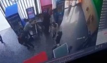 (UZMEMIRUJUĆE) KRVAVI NAPAD KOD BANKOMATA! Jedna osoba ubijena, ima povređenih, kamere snimile dramatične prizore! (VIDEO)