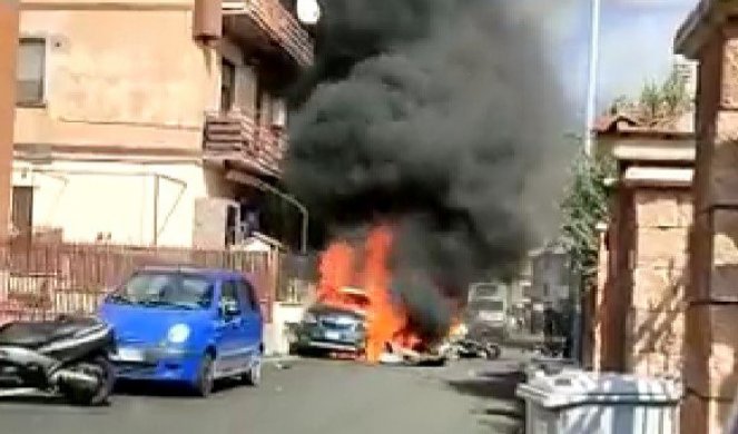 (VIDEO) STRAVIČNA NESREĆA U ITALIJI! Direktan SUDAR AVIONA na NEBU kod Rima, jedan PAO na PARKIRANI AUTO, pilotima NIJE BILO SPASA!