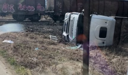 Kamion obišao kolonu, probio rampu i udario u voz! Saobraćajna nesreća u Martincima kod Sremske Mitrovice!