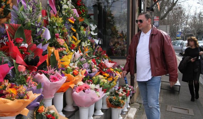 BLAGO TAKIJEVIM ŽENAMA DANAS! Majin otac opustošio cvećaru, napunio gepek i oduševio prolaznike! (PAPARACO)