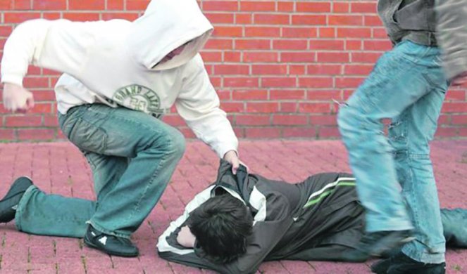 Žestoka tuča u centru Surčina! Dečak sa teškim povredama hitno primljen u bolnicu