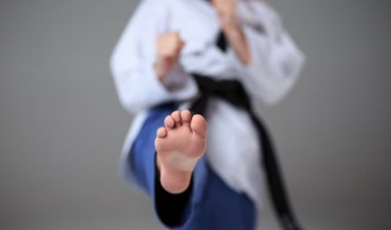 BUDUĆI MAJSTOR! Plakaćete od smeha, kad vidite kako ova devojčica izvodi karate pokrete! (VIDEO)