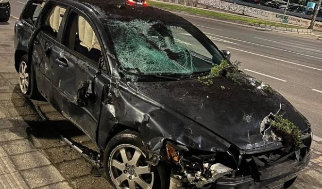 UŽASNA SAOBRAĆAJKA KOD FRANŠA! Automobil iščupao zaštitnu ogradu, vozilo skroz uništeno (FOTO/VIDEO)