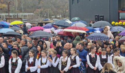NARODNE NOŠNJE I SRPSKE TROBOJKE! Više od 2.000 ljudi dočekalo Vučića u Trgovištu (FOTO, VIDEO)