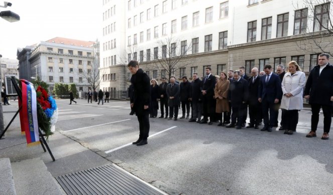 Ana Brnabić i članovi Vlade položili venac na mestu ubistva Đinđića