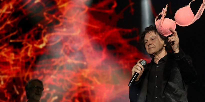 ČOLA DOBIO BRUS U GLAVU, PA PREKINUO KONCERT! Legendarni pevač doživeo šok na bini tokom nastupa u Zadru!