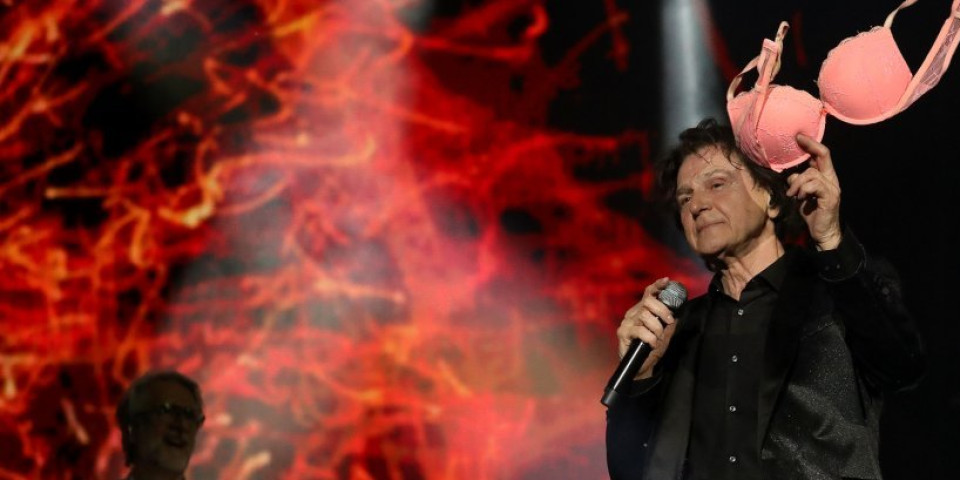 ČOLA DOBIO BRUS U GLAVU, PA PREKINUO KONCERT! Legendarni pevač doživeo šok na bini tokom nastupa u Zadru!