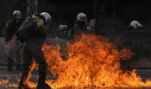(VIDEO) VELIKI NEREDI ŠIROM GRČKE! Žestok sukob građana i policije, demonstranti bacaju MOLOTOVLJEVE koktele, policija odgovara SUZAVCEM i zvučnim GRANATAMA!