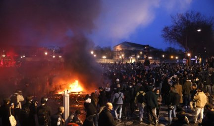 EKSPLODIRAO PARIZ, NA ULICAMA RATNO STANJE! Demonstranti grade barikade, lete kamenice i flaše policija upotrebila suzavac i vodene topove (FOTO/VIDEO)