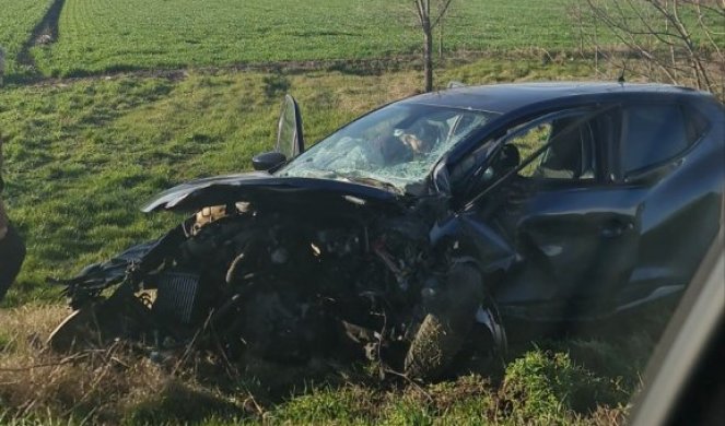 (VIDEO/FOTO) TEŠKA NESREĆA KOD PANČEVA! Tri automobila učetvovala u udesu, jedan sleteo u njivu!